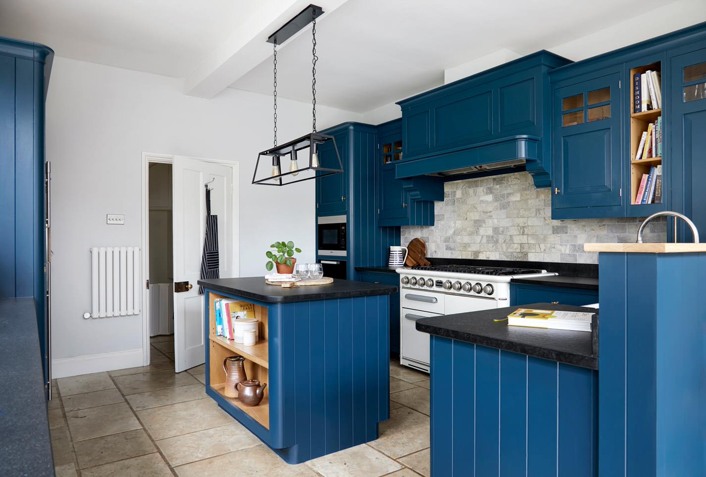 Выбор стиля синей кухни