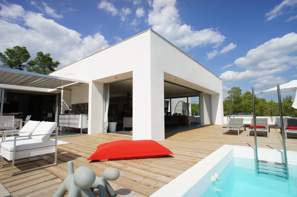 Design ideas for a large contemporary rooftop and rooftop deck in Montpellier with a pergola.