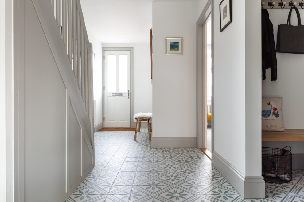 Foto di un ingresso o corridoio minimal di medie dimensioni con pareti bianche, pavimento in gres porcellanato e pavimento verde