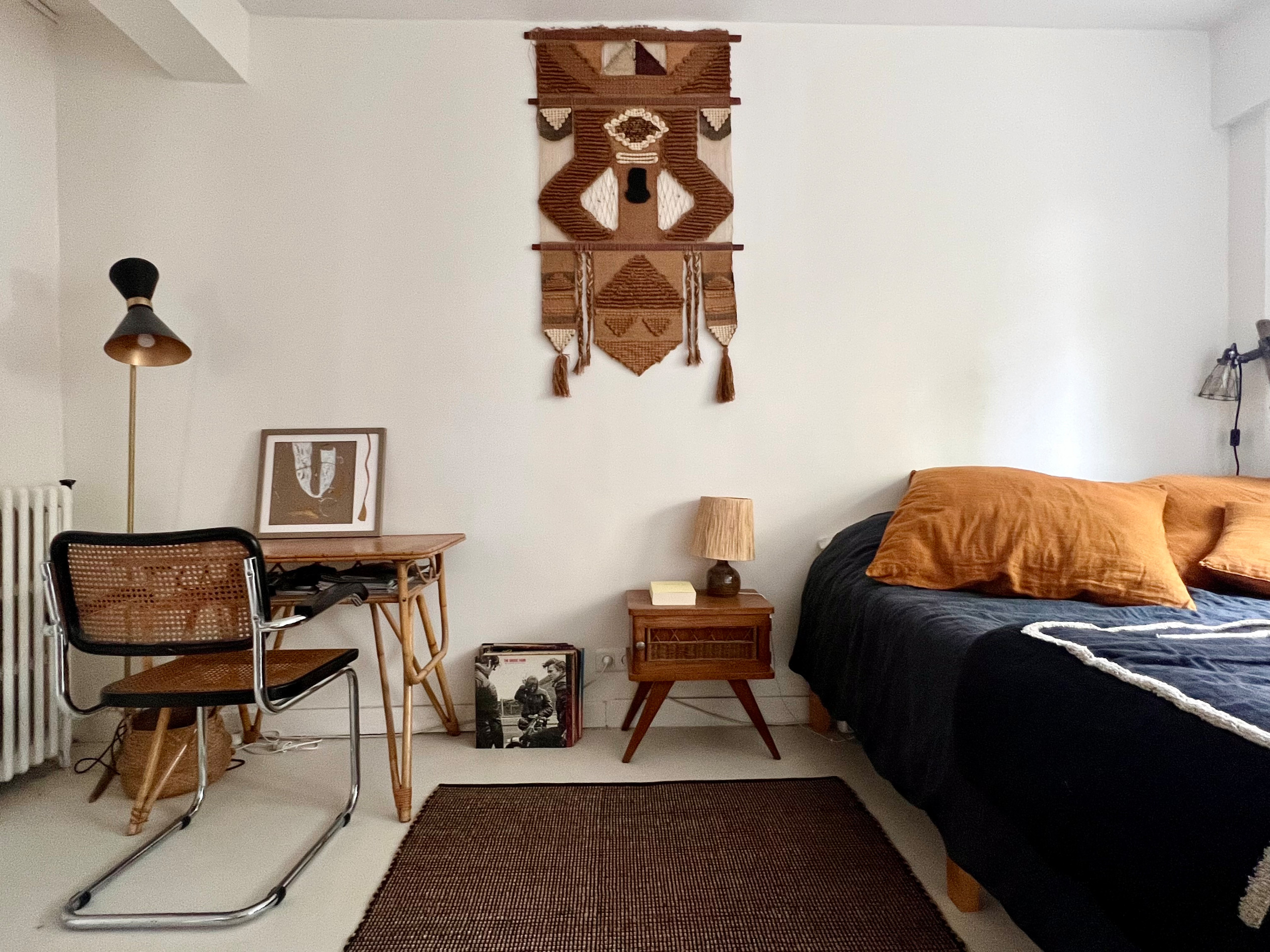 La chambre parentale dans les tons tabac / ocre jaune. Chaise, bureau, lampadaire, table de nuit, lampe en céramique de Vallauris et tapisserie des années 60 chinés. Couvre lit Haomy. Draps en lin lav