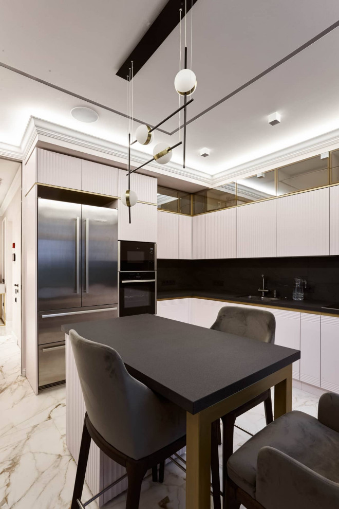 Design ideas for a transitional kitchen in Moscow.