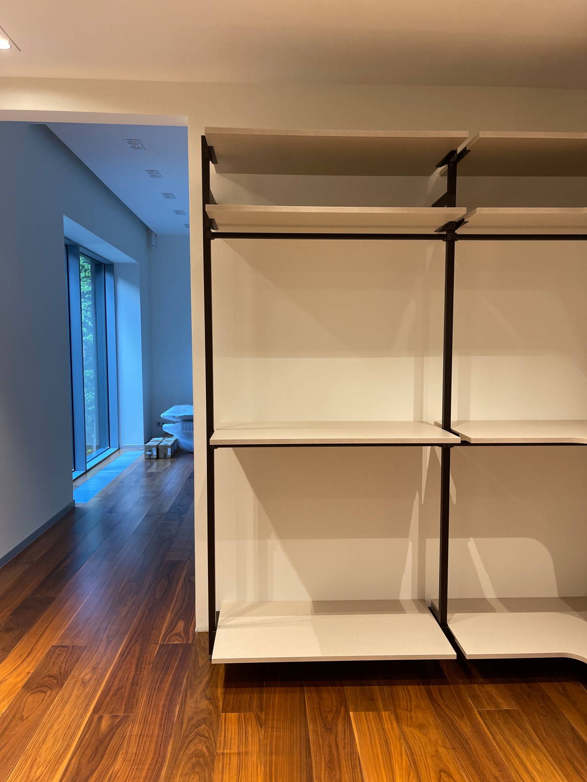 Распашной шкаф с системой RPE raumplus и Гардеробная система UNO raumplus