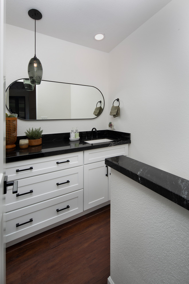 Transitional home design photo in Phoenix