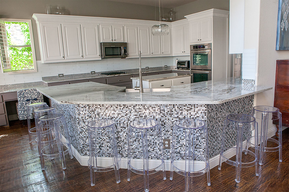 Example of a transitional kitchen design in Dallas