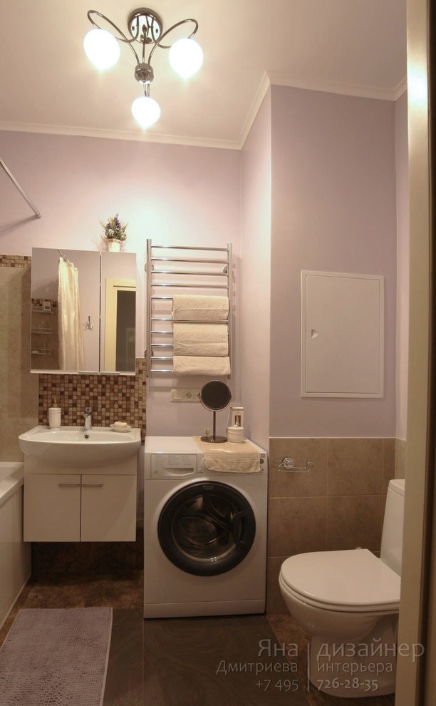Источник вдохновения для домашнего уюта: главная ванная комната среднего размера в современном стиле с плоскими фасадами, белыми фасадами, полновстраиваемой ванной, унитазом-моноблоком, коричневой плиткой, керамогранитной плиткой, фиолетовыми стенами, полом из керамогранита и подвесной раковиной