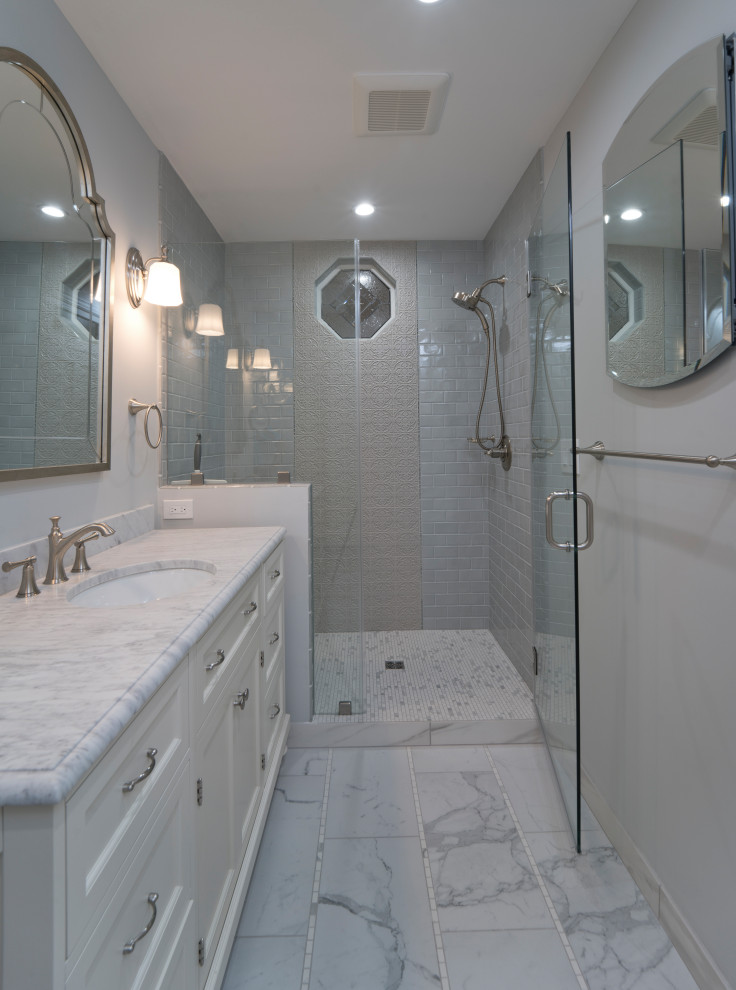 Exemple d'une douche en alcôve principale victorienne de taille moyenne avec un placard avec porte à panneau encastré, des portes de placard blanches, WC séparés, un carrelage bleu, des carreaux de céramique, un mur gris, un sol en carrelage de porcelaine, un lavabo encastré, un plan de toilette en marbre, un sol gris, une cabine de douche à porte battante, un plan de toilette blanc, un banc de douche, meuble simple vasque et meuble-lavabo sur pied.