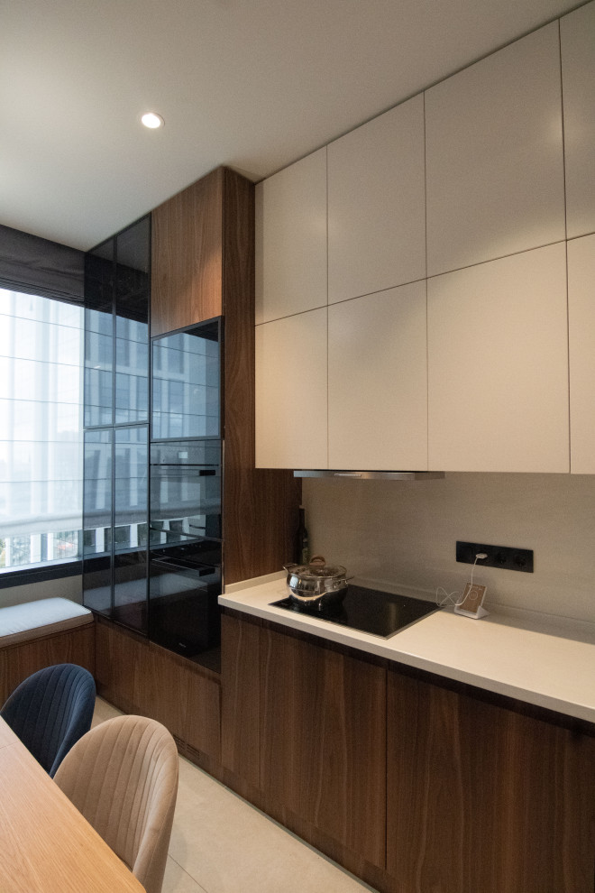 Кухня в стиле минимализм с фасадами под "темное дерево"