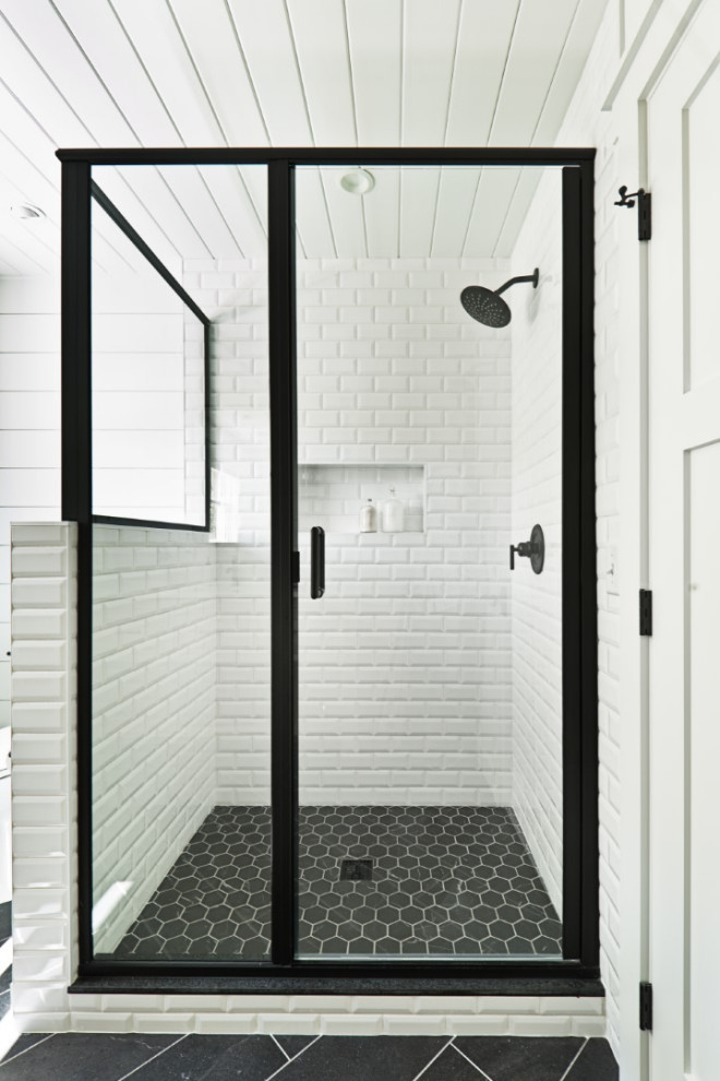 Inspiration för lantliga badrum, med luckor med infälld panel, en hörndusch, klinkergolv i keramik, bänkskiva i kvarts och dusch med gångjärnsdörr