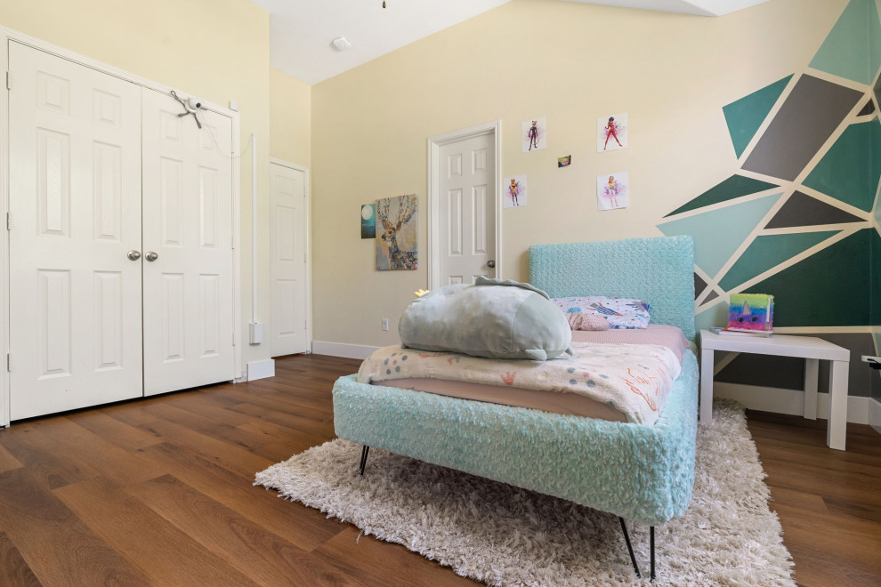 Mittelgroßes Rustikales Mädchenzimmer mit Schlafplatz, beiger Wandfarbe, Vinylboden, braunem Boden und gewölbter Decke in Houston
