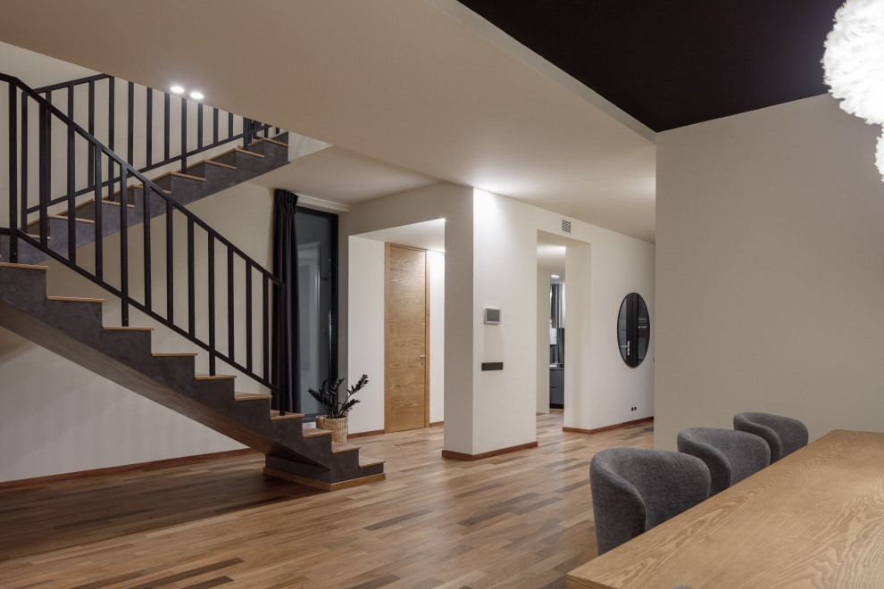 Источник вдохновения для домашнего уюта: п-образная бетонная лестница среднего размера в современном стиле с деревянными ступенями и металлическими перилами