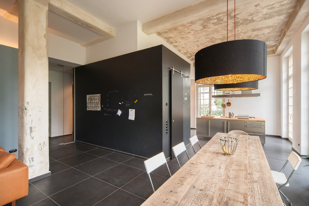 This is an example of a contemporary kitchen in Leipzig.