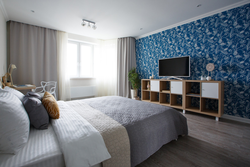 Kleines Eklektisches Schlafzimmer mit blauer Wandfarbe, Laminat und beigem Boden in Moskau