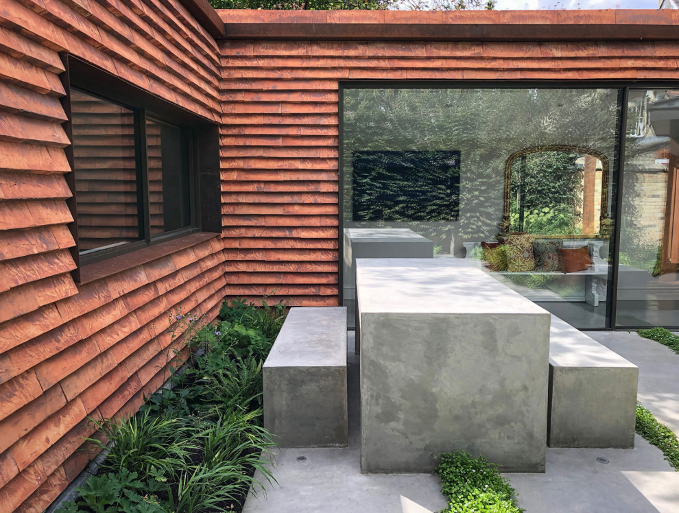Идея дизайна: маленький участок и сад в стиле модернизм для на участке и в саду