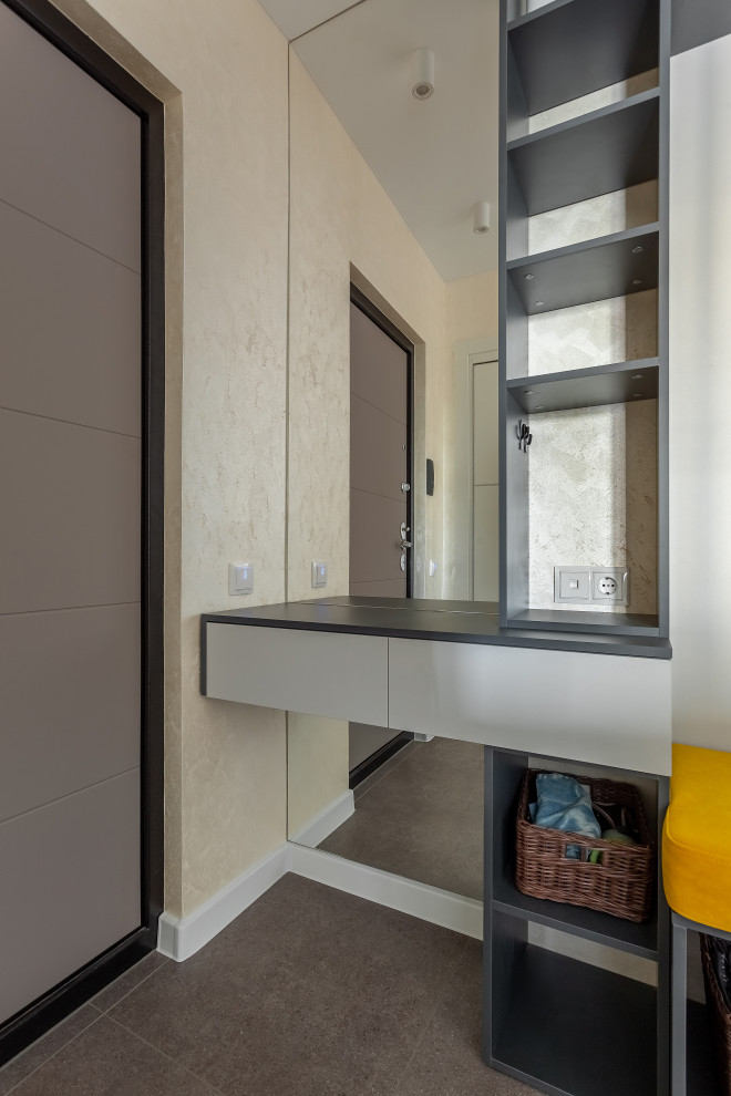 Зеркало, консоль и открытые стеллажные секции для прихожей