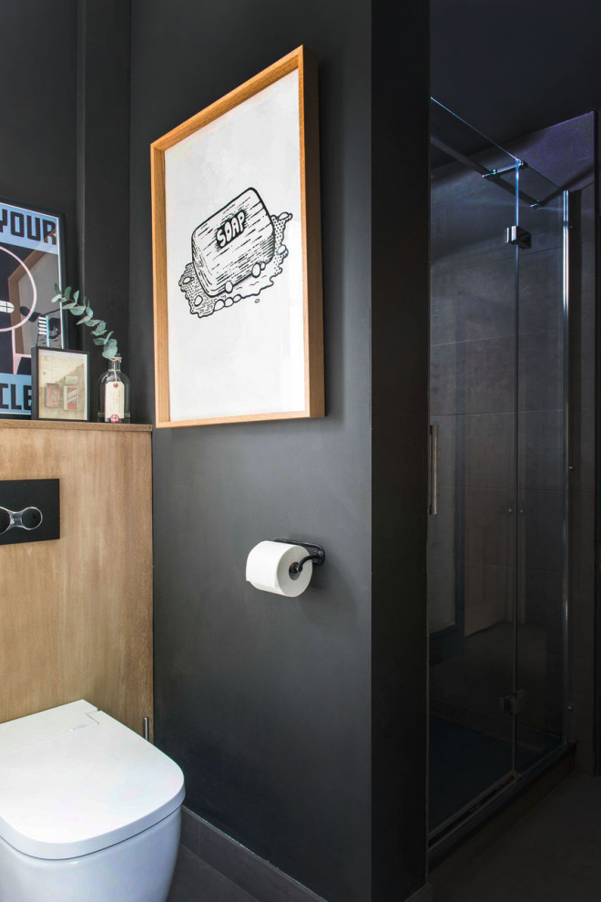 Mittelgroßes Eklektisches Badezimmer mit japanischer Badewanne, Bidet, freistehendem Waschtisch und Tapetenwänden in Sonstige