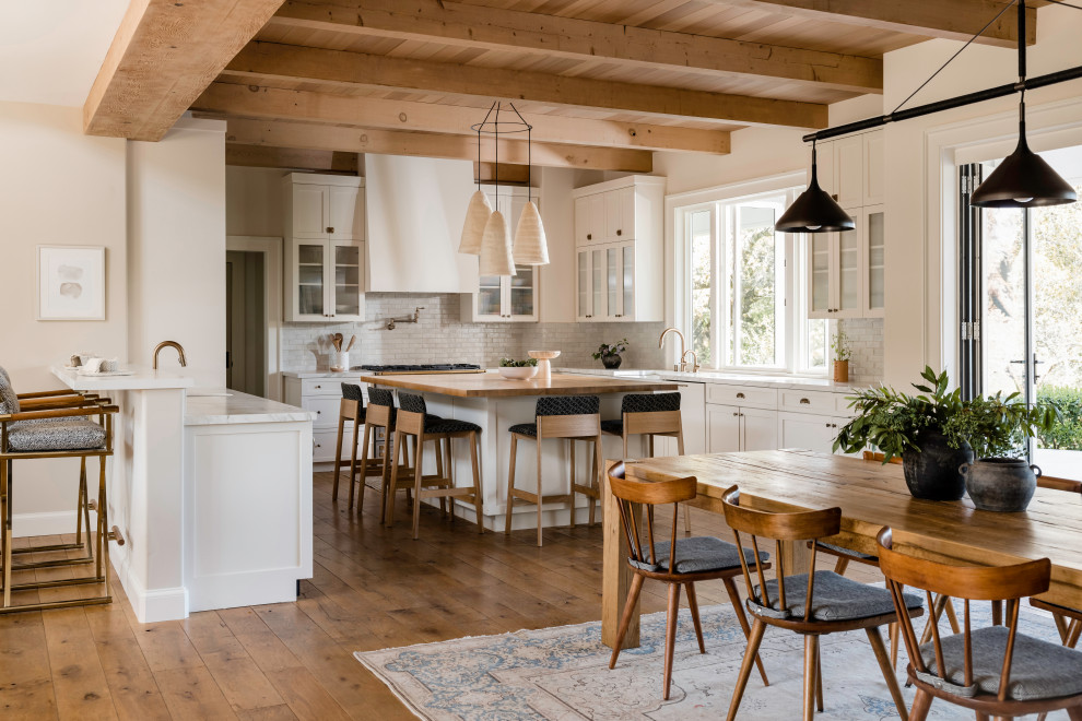 Country eat-in kitchen in San Francisco with a farmhouse sink and with island.