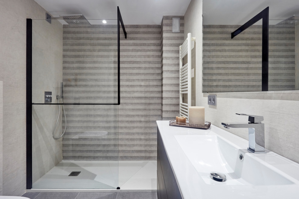 Photo of a transitional bathroom in Madrid.