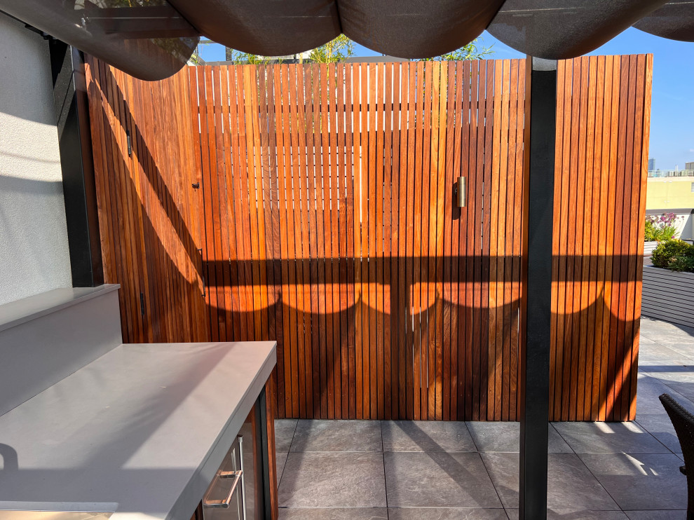 Diseño de jardín minimalista grande en azotea con jardín de macetas, exposición total al sol y con madera