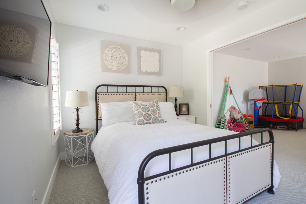 オレンジカウンティにある小さなコンテンポラリースタイルのおしゃれな客用寝室 (カーペット敷き、グレーの床)