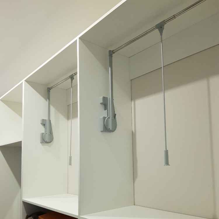 Источник вдохновения для домашнего уюта: гардеробная комната среднего размера, унисекс в стиле неоклассика (современная классика) с плоскими фасадами, белыми фасадами, полом из ламината и бежевым полом