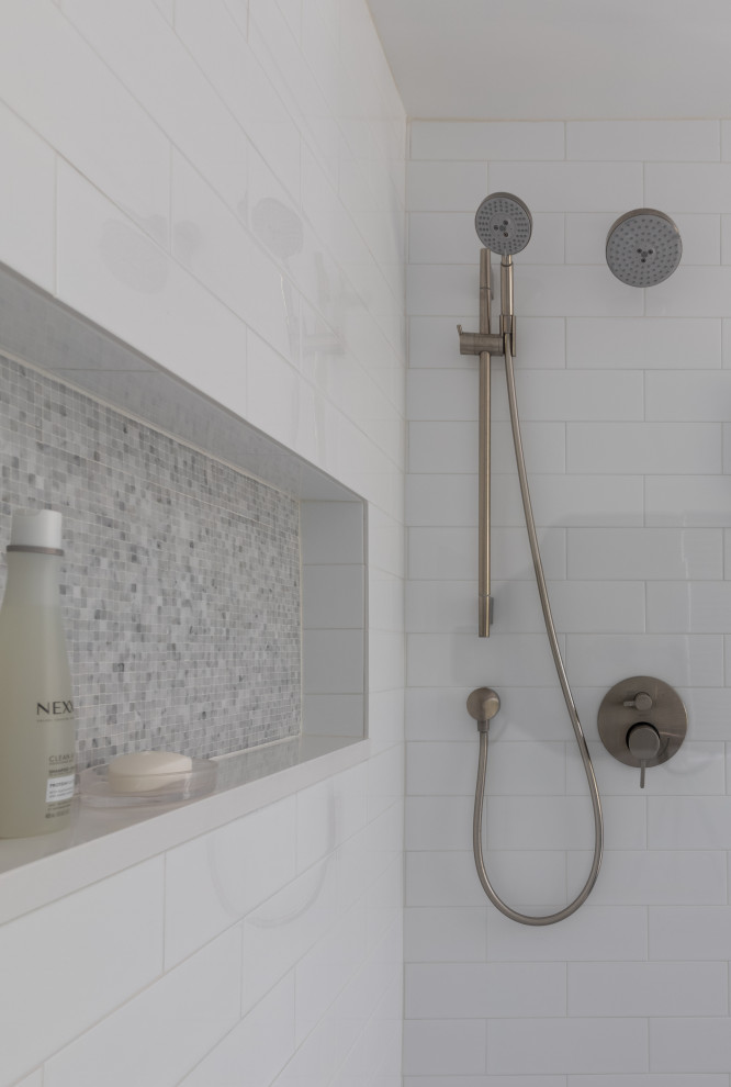 Exempel på ett mellanstort modernt vit vitt badrum med dusch, med skåp i shakerstil, vita skåp, en toalettstol med hel cisternkåpa, vit kakel, tunnelbanekakel, vita väggar, mosaikgolv, ett undermonterad handfat, bänkskiva i kvarts, grått golv och dusch med gångjärnsdörr