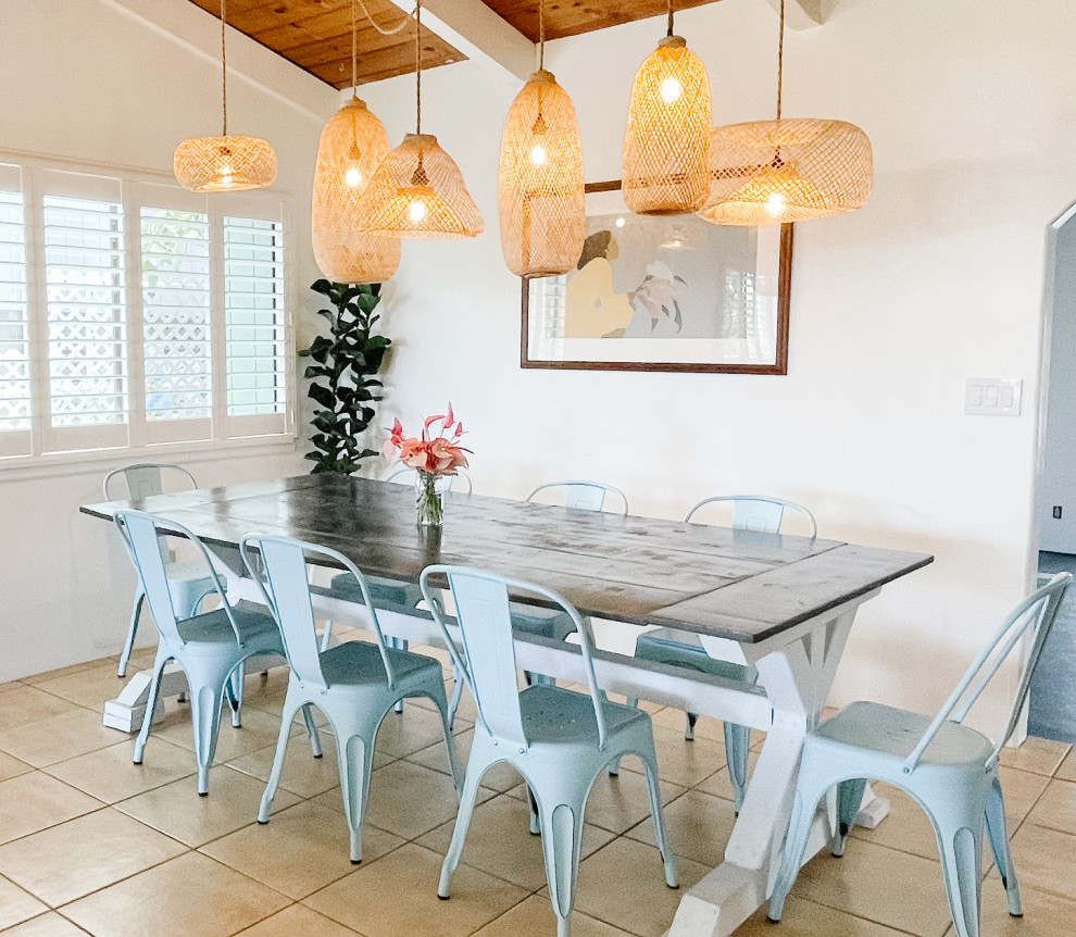 Immagine di una sala da pranzo tropicale di medie dimensioni con pareti bianche, pavimento con piastrelle in ceramica, pavimento beige e travi a vista