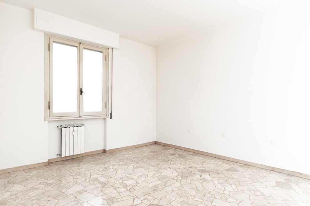 Foto de dormitorio minimalista de tamaño medio con paredes blancas, suelo de mármol y suelo beige