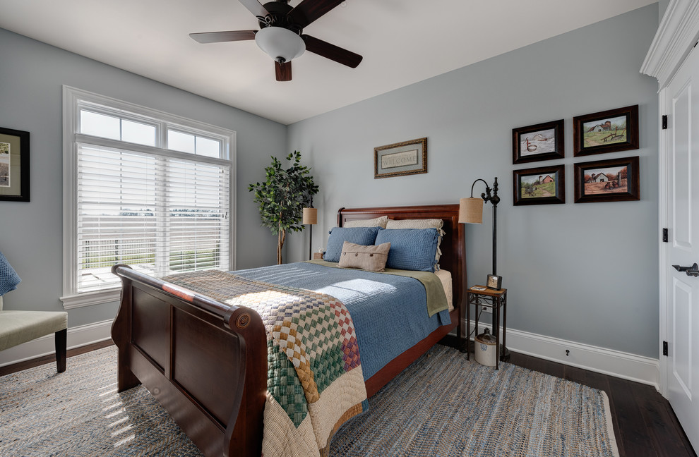 Transitional home design photo in Chicago