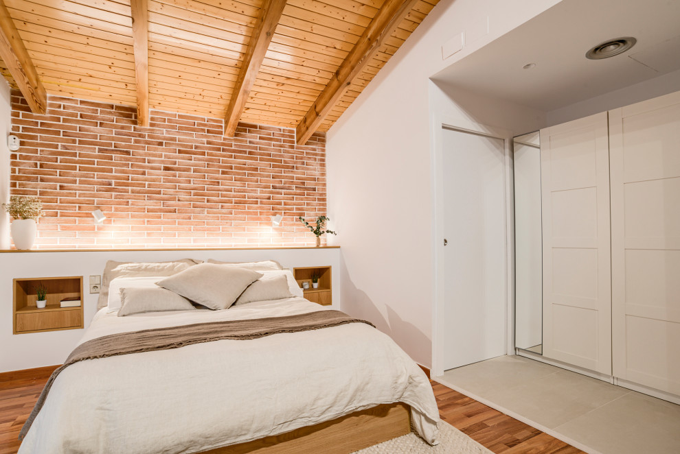 На фото: хозяйская спальня среднего размера, в белых тонах с отделкой деревом в стиле фьюжн с белыми стенами, паркетным полом среднего тона, деревянным потолком и кирпичными стенами с