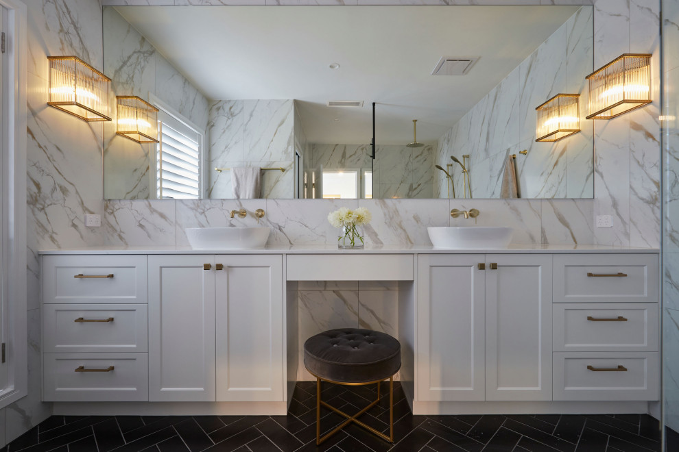 Imagen de cuarto de baño doble y a medida tradicional renovado con puertas de armario blancas, ducha doble, baldosas y/o azulejos de mármol, encimera de mármol y ducha abierta