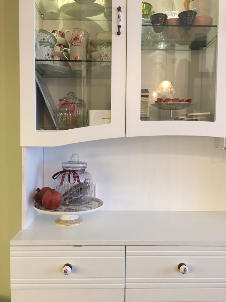 Сервант для посуды на кухне