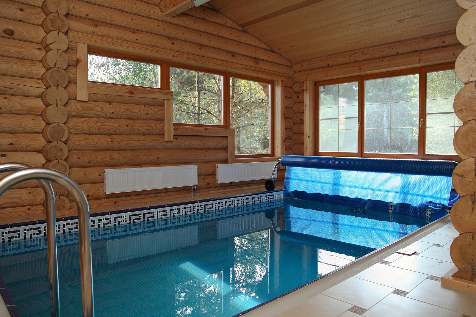 Деревянная баня с бассейном