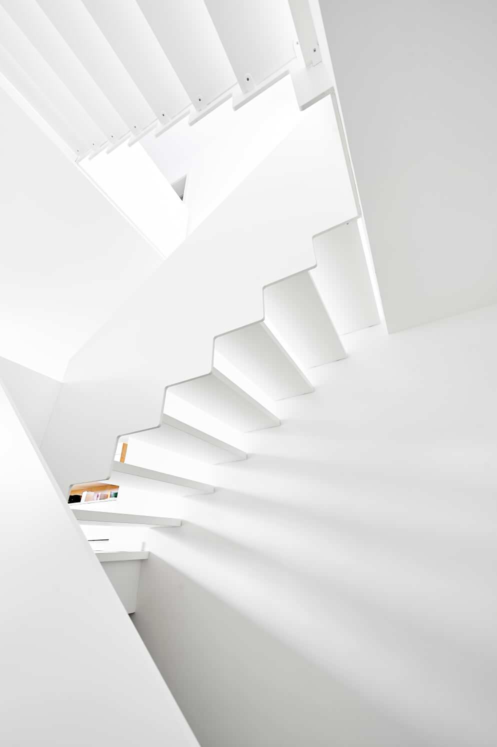 Лестиница с наружной тетивой из HPL-панелей в белом цвете
