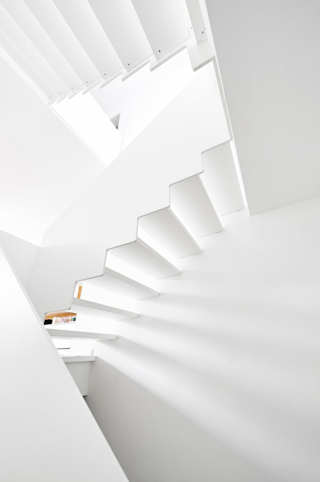 Лестиница с наружной тетивой из HPL-панелей в белом цвете