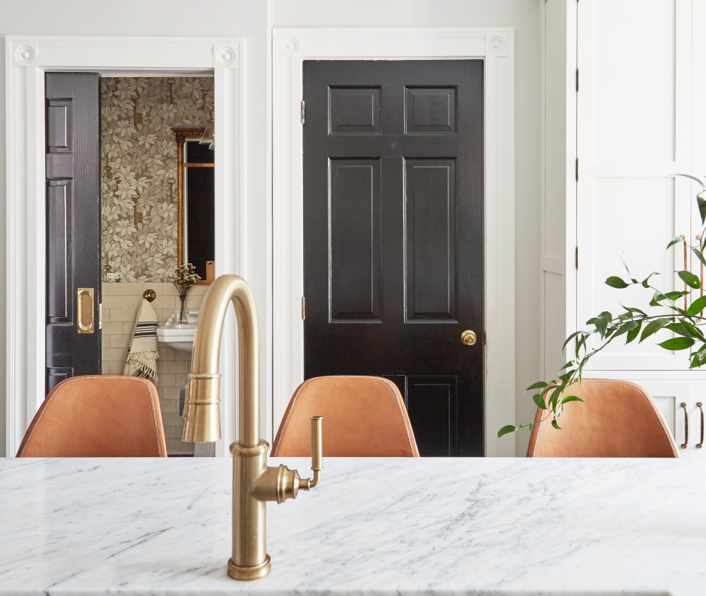 Transitional home design photo in Chicago