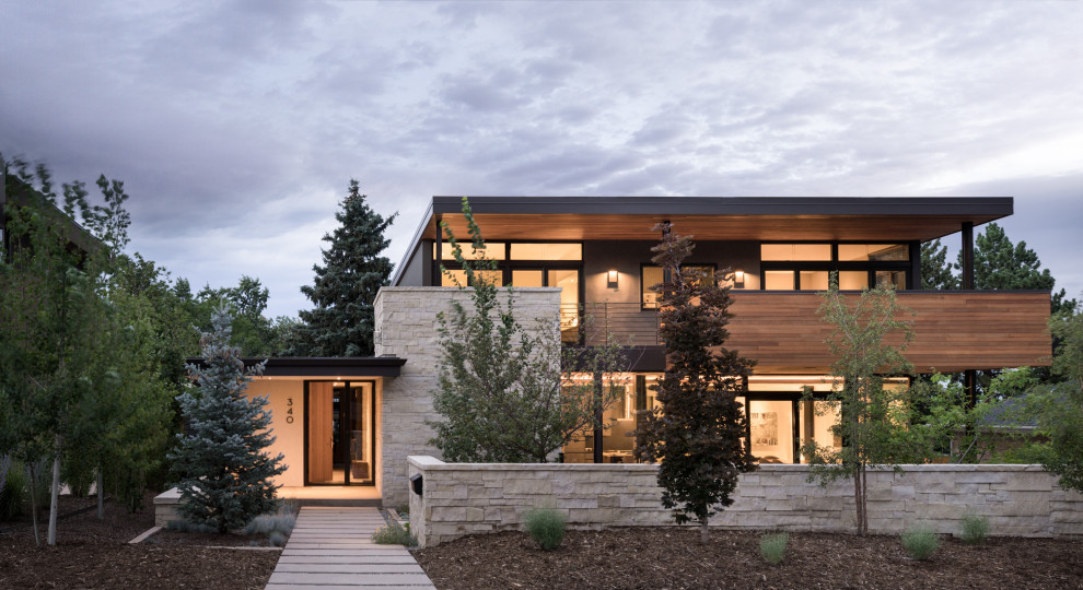 Cette image montre une façade de maison design en bois de taille moyenne et à un étage.