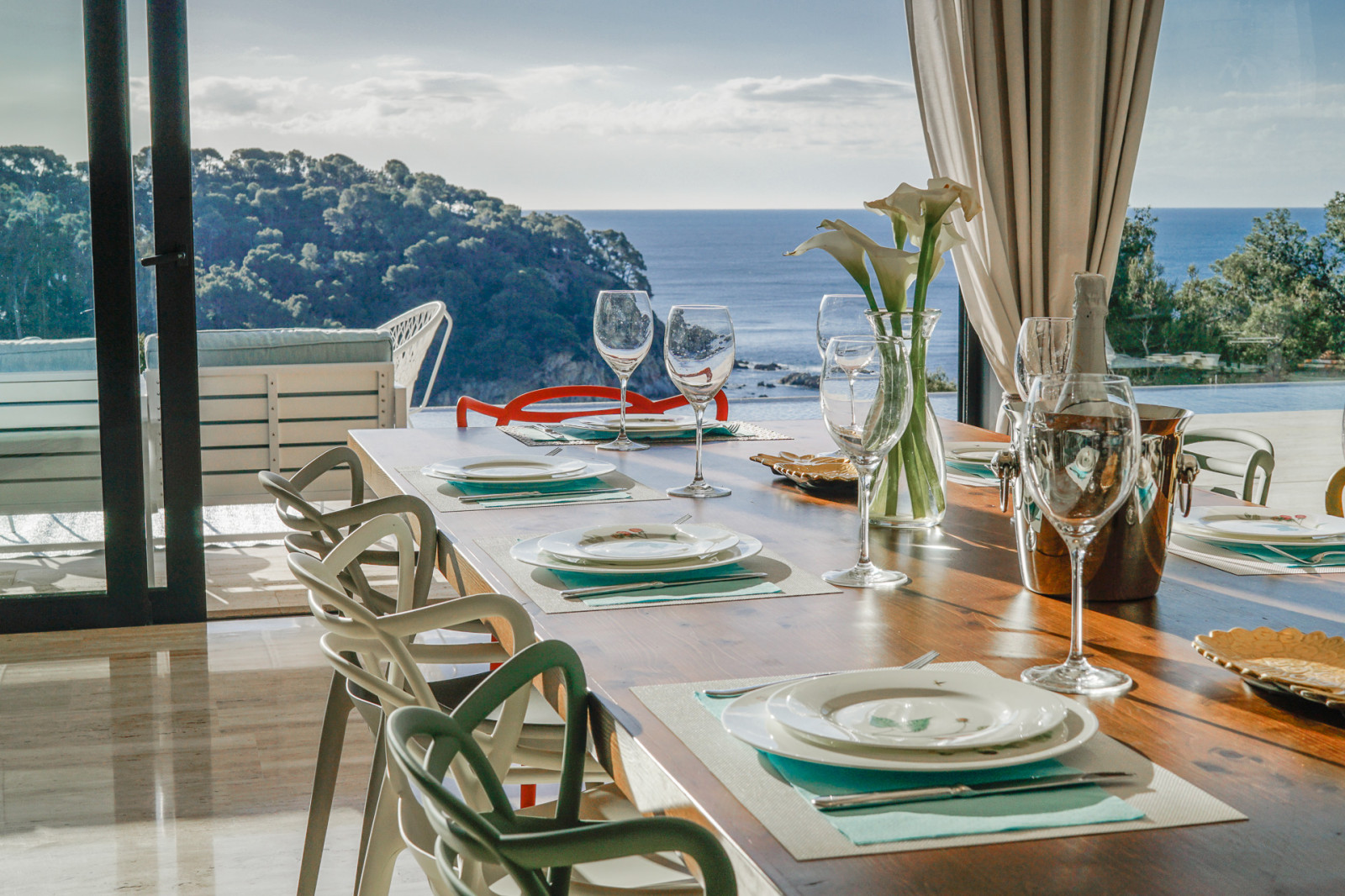 ИСПАНСКАЯ РИВЬЕРА. ДОМ НА СКЛОНЕ.