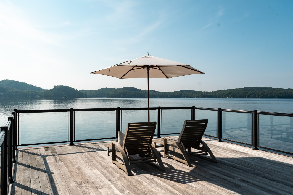Example of a mountain style deck design in Toronto