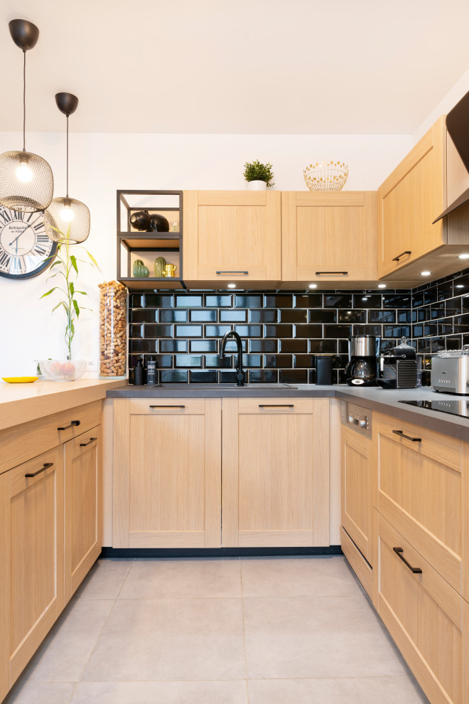 Modelo de cocinas en U de estilo de casa de campo grande abierto con salpicadero negro, salpicadero de azulejos tipo metro, península y encimeras negras