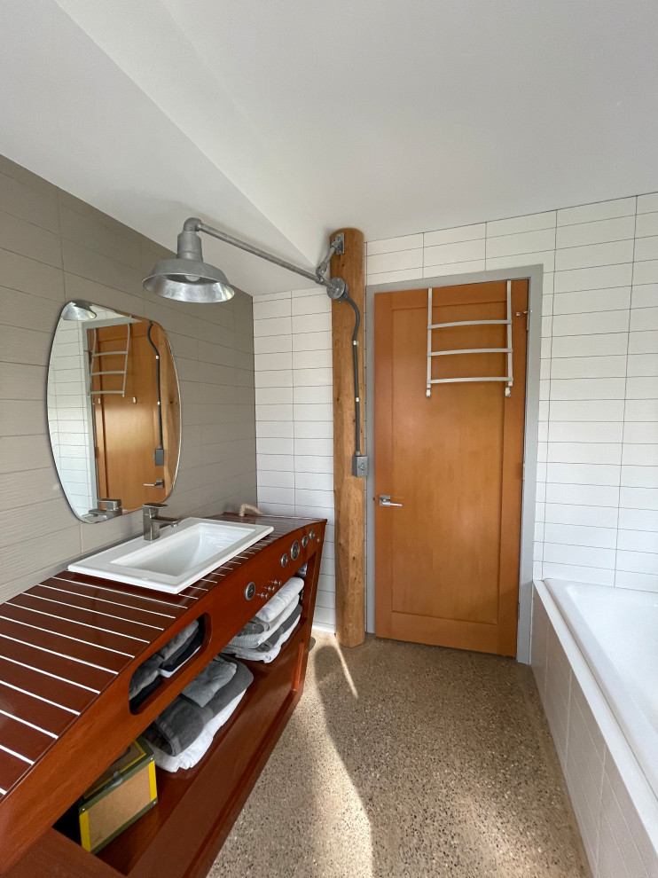 Foto di una stanza da bagno padronale contemporanea di medie dimensioni con due lavabi e mobile bagno sospeso