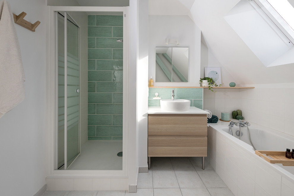 Aménagement d'une douche en alcôve principale contemporaine en bois clair de taille moyenne avec une baignoire encastrée, un carrelage vert, un mur blanc, un sol gris, meuble simple vasque et meuble-lavabo sur pied.