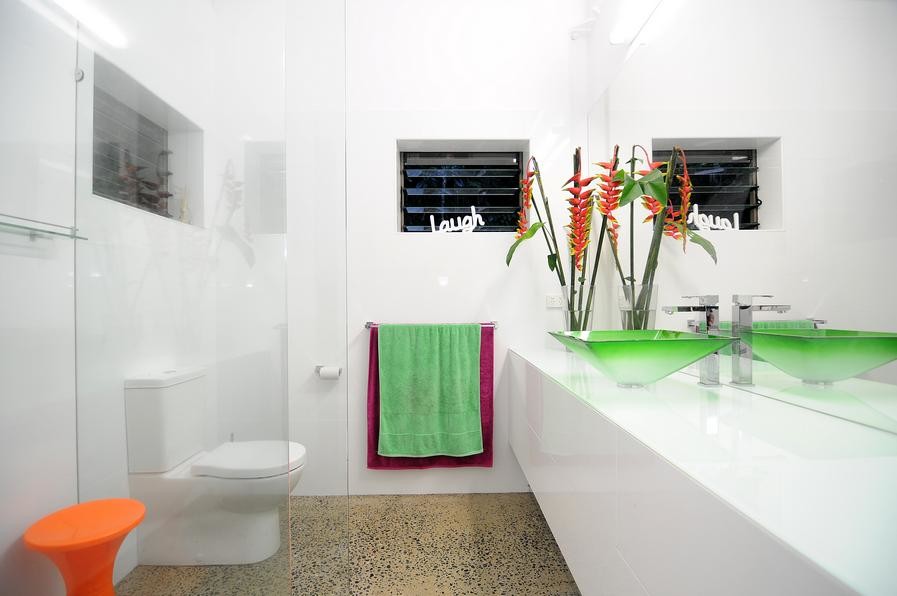 This is an example of a contemporary bathroom in Cairns.