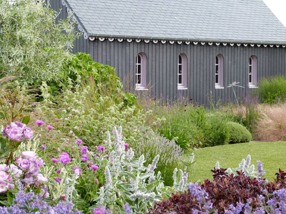 Immagine di un grande giardino formale country esposto in pieno sole