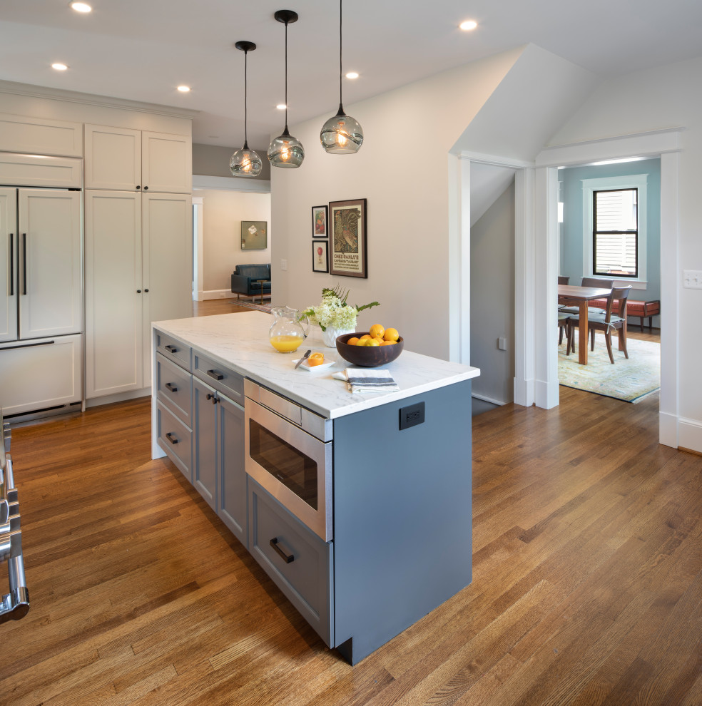 Idéer för att renovera ett avskilt funkis grå grått l-kök, med skåp i shakerstil, bänkskiva i täljsten, blått stänkskydd, stänkskydd i cementkakel, rostfria vitvaror, mellanmörkt trägolv, en köksö, brunt golv och blå skåp
