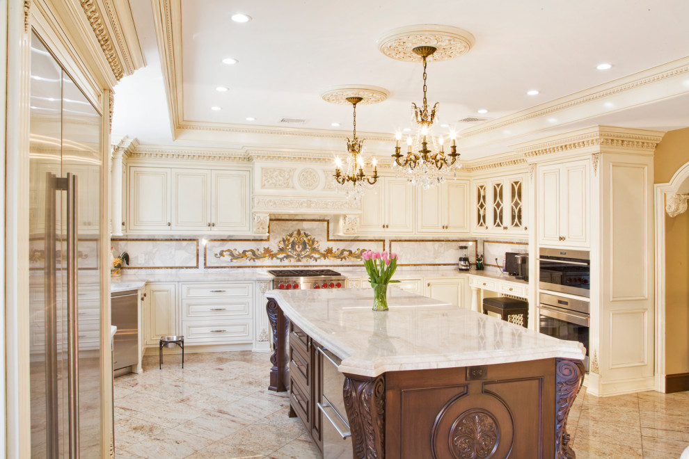 Exempel på ett stort klassiskt beige beige kök, med en integrerad diskho, skåp i shakerstil, beige skåp, bänkskiva i kvarts, beige stänkskydd, vita vitvaror, en köksö och beiget golv