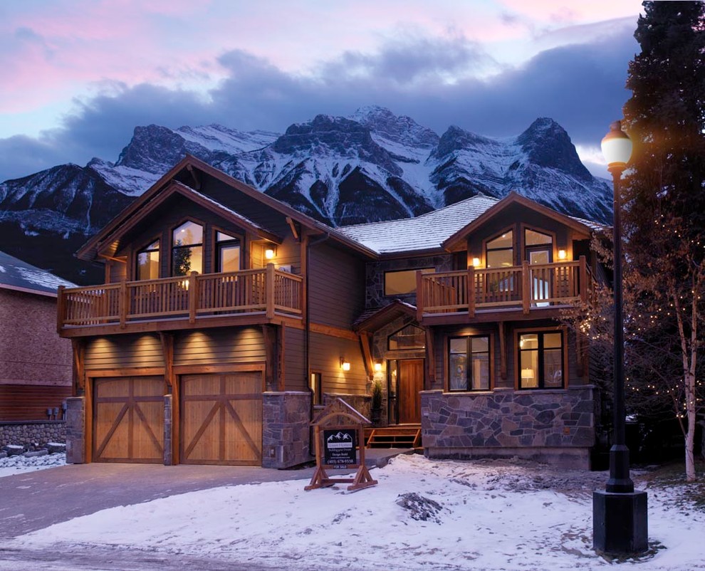 Design ideas for a traditional exterior in Calgary.