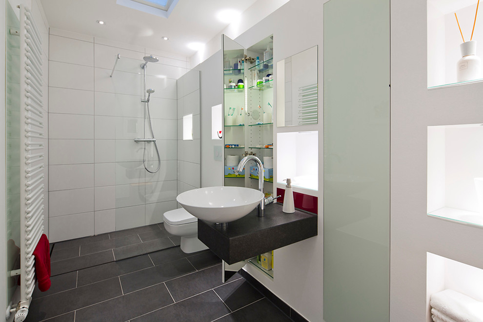 This is an example of a small contemporary bathroom in Hamburg.