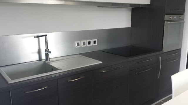 Cuisine bois graphite et blanc modern-kueche