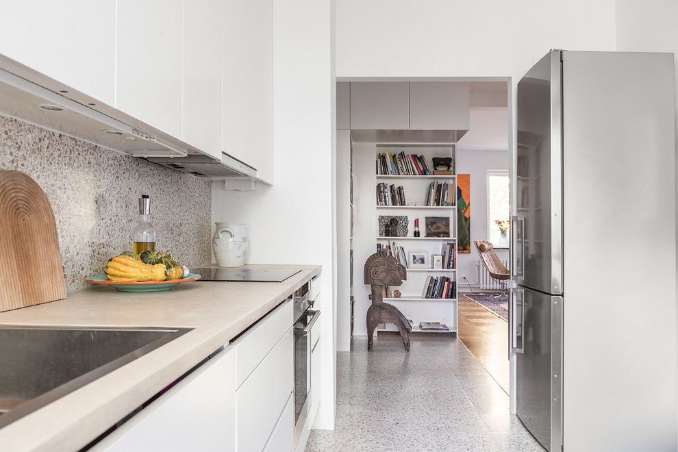 This is an example of a transitional kitchen in Gothenburg.