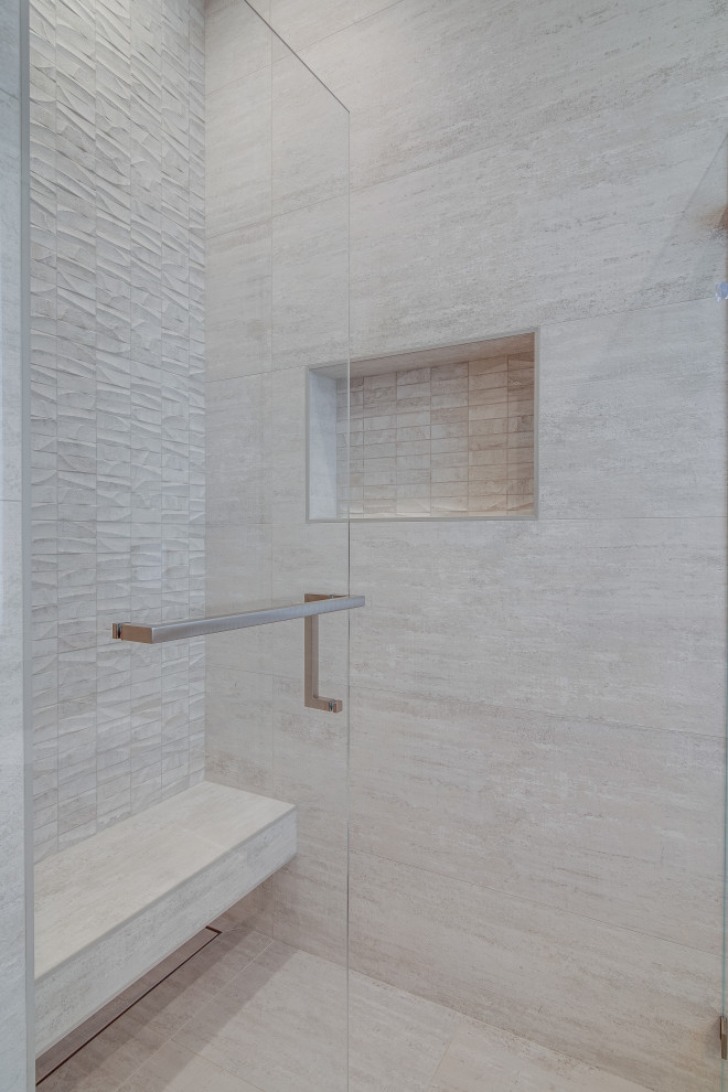 Exempel på ett stort klassiskt vit vitt badrum med dusch, med blå skåp, en hörndusch, en toalettstol med hel cisternkåpa, beige kakel, porslinskakel, grå väggar, klinkergolv i porslin, ett undermonterad handfat, bänkskiva i kvarts, beiget golv och dusch med gångjärnsdörr